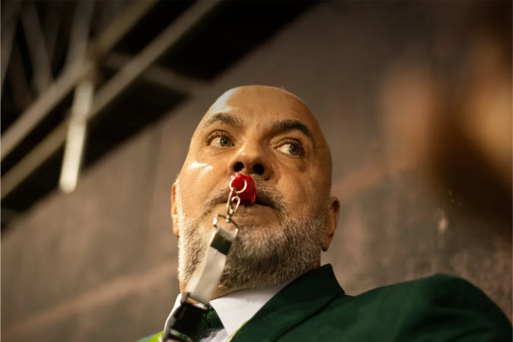 Imagem do Mestre Adamastor com apito na boca