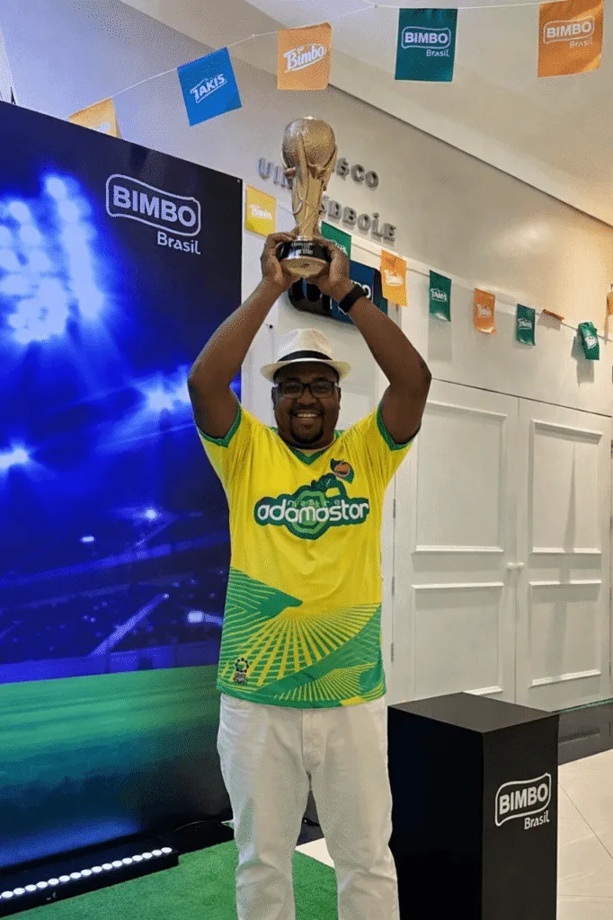 Homem levanta a taça no treinamento com Mestre Adamastor