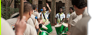 Cada grupo recebe a orientação de monitores para aprendizado dos instrumentos.